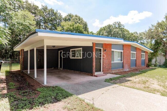 Building Photo - 1046 Farwell Dr