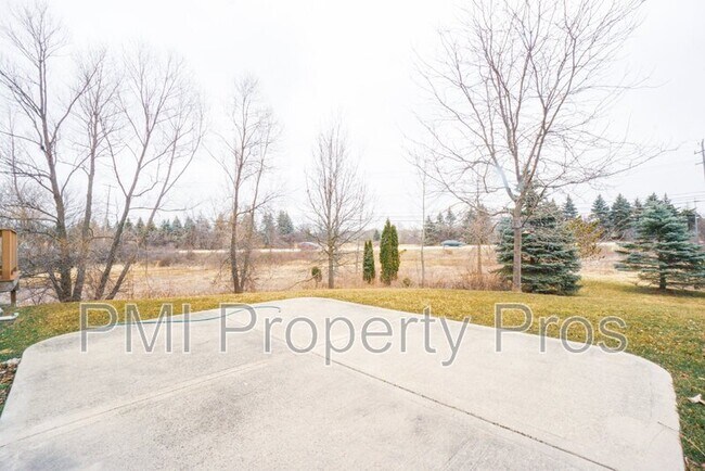 Building Photo - 8962 S Cordgrass Cir E