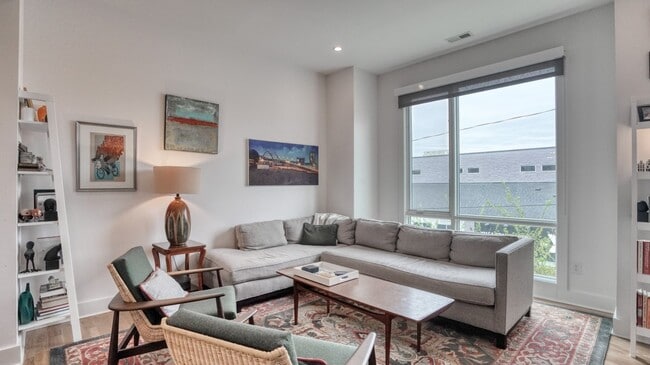 Foto del edificio - 3 Bedroom Townhome in 5 Points with Private Garage and Rooftop Deck