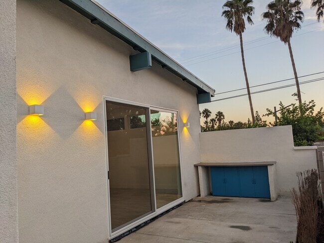 Large Size Patio - 17051 Labrador St