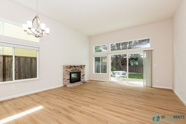 Foto del edificio - Pacifica: Newly Renovated Single Family Ho...