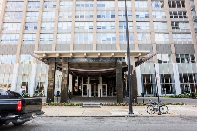 Foto del edificio - 655 W Irving Park Rd