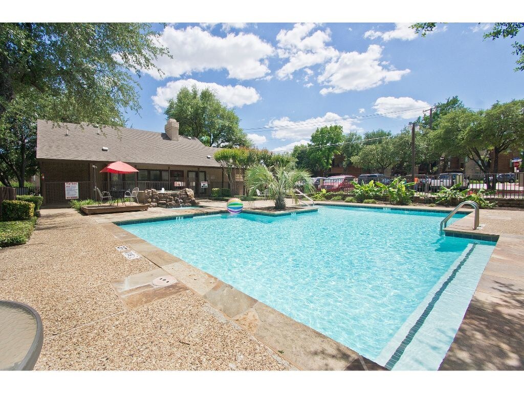 Woodbridge Townhomes Apartments 2403 Brown Blvd Arlington, TX