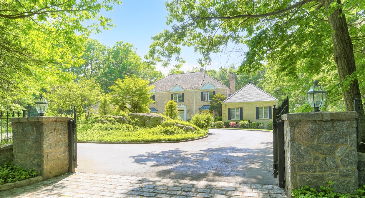 Primary Photo - 4 Mountain Laurel Dr