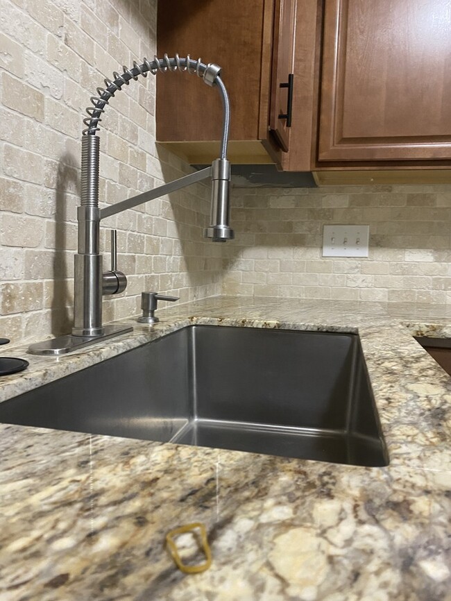 Foto del edificio - 2211 Autumn Springs Ln