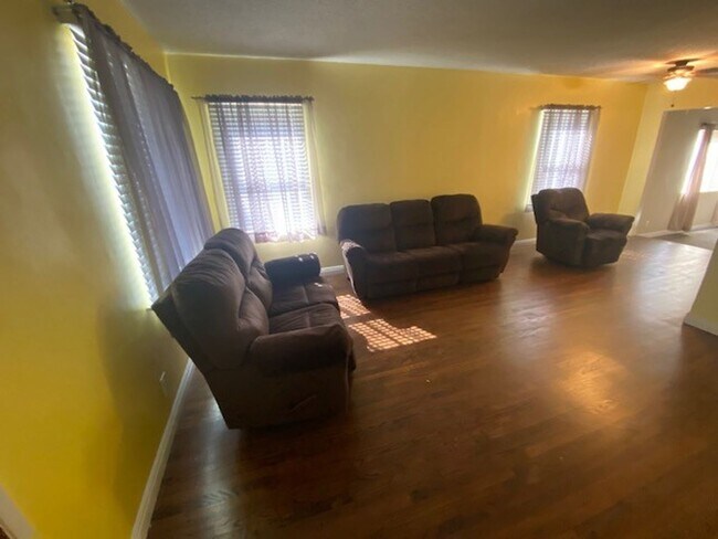 Foto del edificio - 3 bedroom, 1 bath Norwalk Home