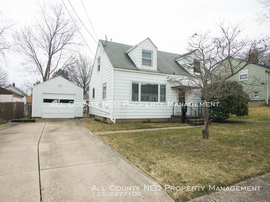 Primary Photo - Ideal House in Cuyahoga Falls Available Now!