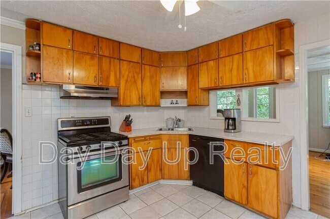 Building Photo - 2008 Shalimar Dr NE