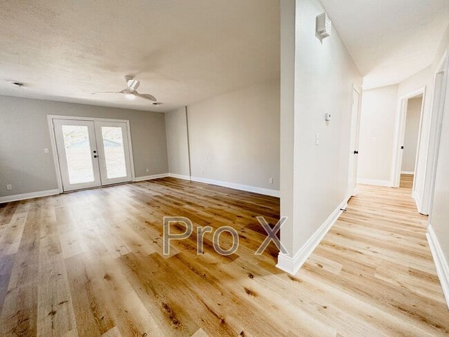 Foto del edificio - 2216 S Clover Dr