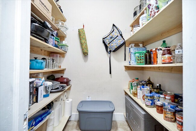 Building Photo - 916 Apex St