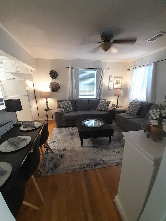Building Photo - 2 bedroom 2 bath furnished condo $1,500 pe...