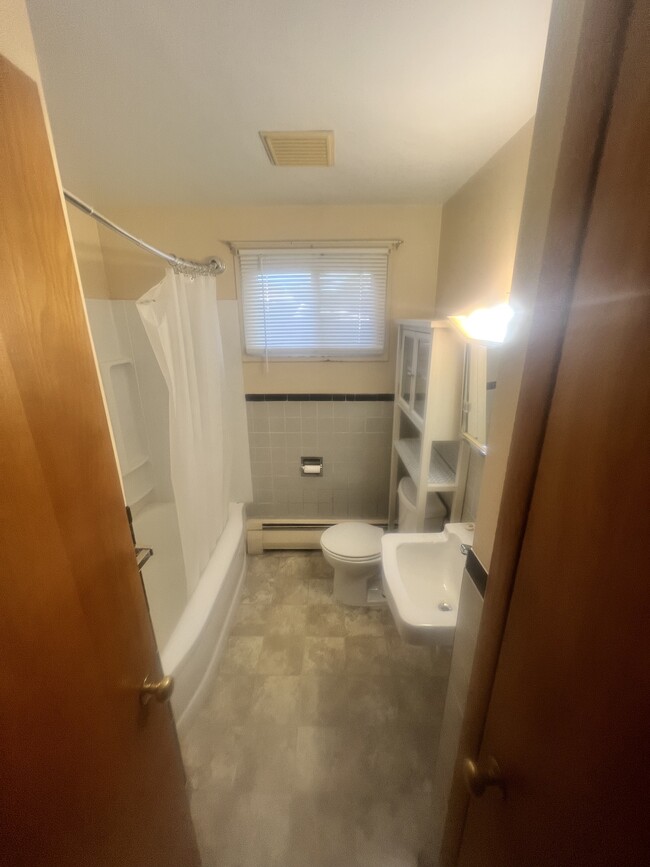 Bathroom - 1020 Beach Rd