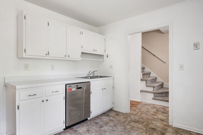 Foto del edificio - 3 to 4 Bed/3 1/2 Bath. Pet friendly.  Reserved Parking