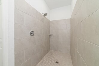 Building Photo - 830 Heaven Dr