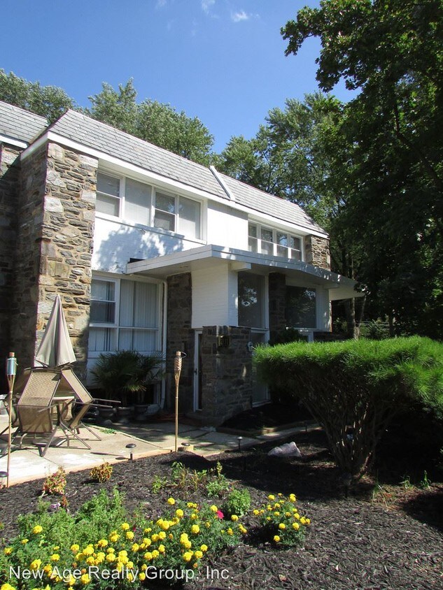 Primary Photo - 2737 E Country Club Rd
