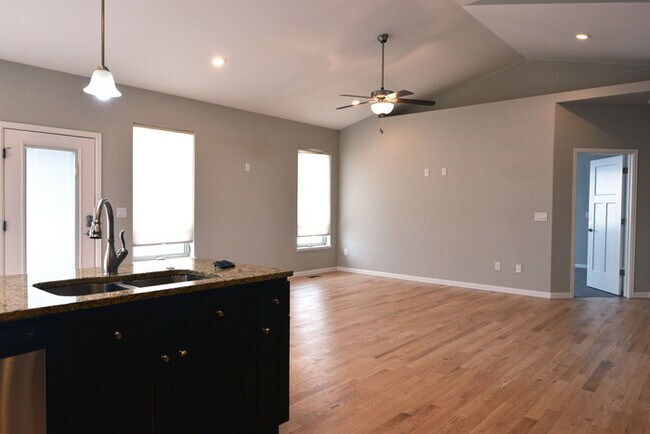 Foto del edificio - Large Home on Acreage!