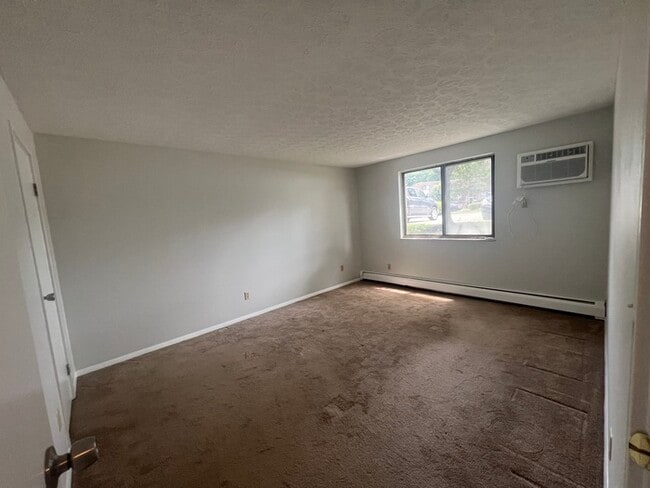 Building Photo - 2 bedroom 1.5 bath condo