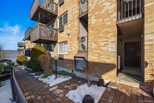 Foto del edificio - 351 N Broadway