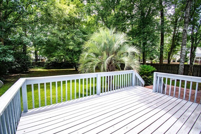 Building Photo - 207 Essex Dr