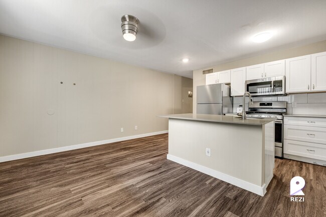 Building Photo - 902 Romeria Dr