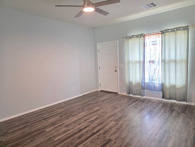 Building Photo - 3 Bedroom home for rent in Noble!