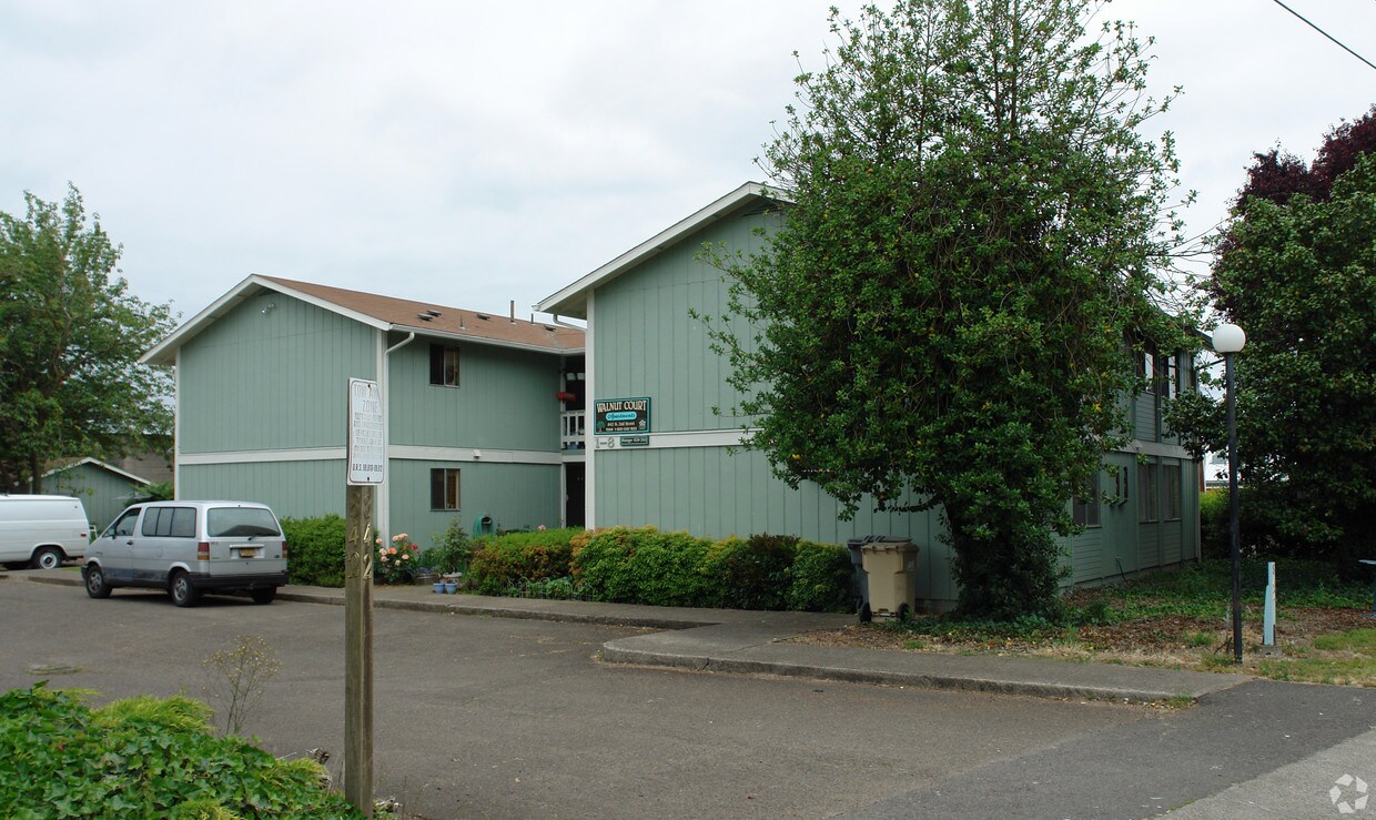 Foto del edificio - Walnut Court Apartments