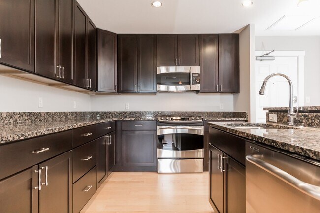 Foto del edificio - 2BR/2BA East Bayside Luxury Condo Near Old Port, W/D, Parking, Central AC, Views