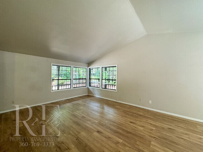 Building Photo - Updated and Refreshed in Ridgetop Area