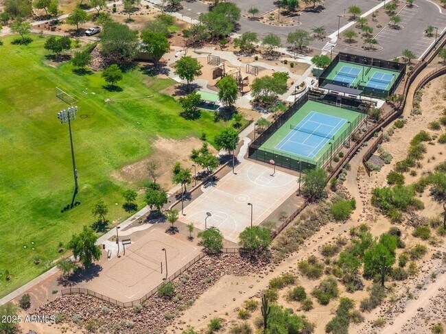 Foto del edificio - Gorgeous 5 bed 3.5 bath 3 car garage home, 3613 sq ft in established North Phoenix community