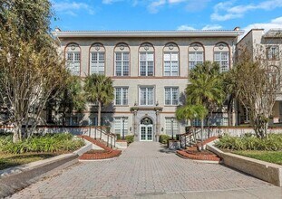 Building Photo - 701 Mirror Lake Dr N