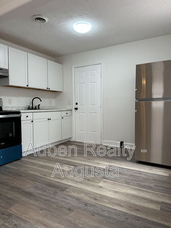 Building Photo - 469 Monetta St S E