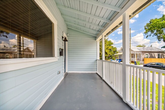 Building Photo - Historic Ybor City Bungalow!