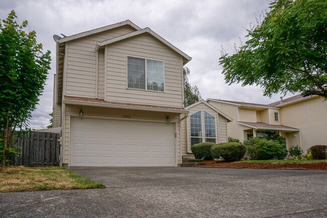 Foto del edificio - Beautiful tri-level home located near desi...