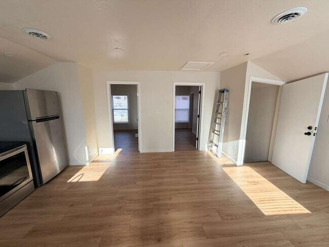 Foto del edificio - 653A W Bruce St - EKO Homes | Fully Renovated 2 bedroom Unit for Rent