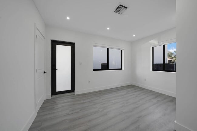 Building Photo - 1103 SW 12th St