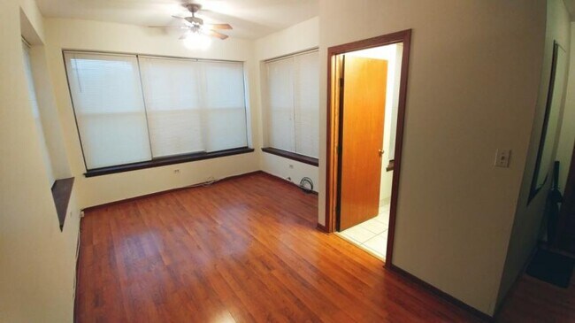 Building Photo - 1 bedroom in Chicago IL 60640