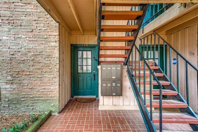 Building Photo - 8245 Kingsbrook Rd