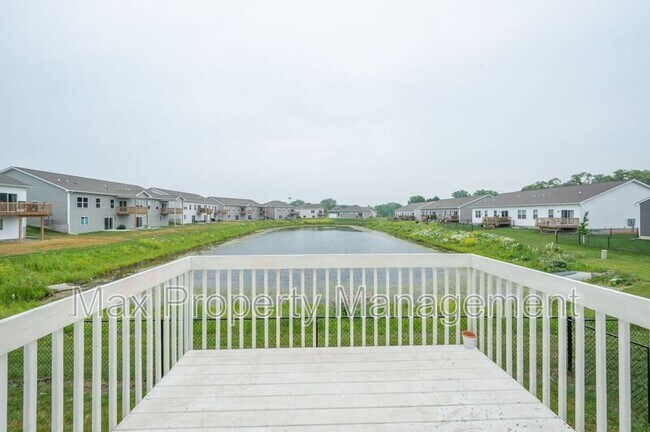 Building Photo - 425 SE Willow Run Ln