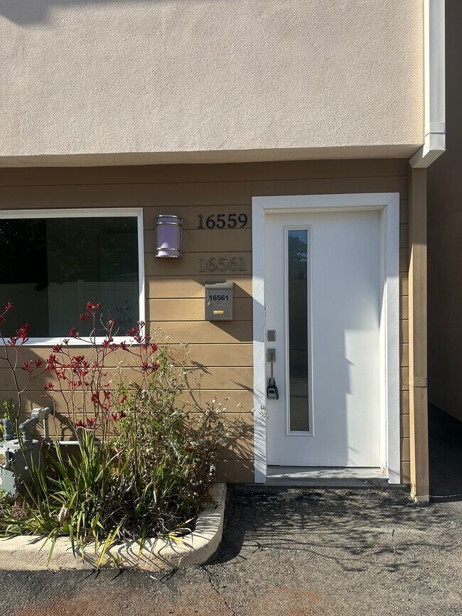 Foto del edificio - Spacious & Modern Tri-Level Townhome | 3 B...