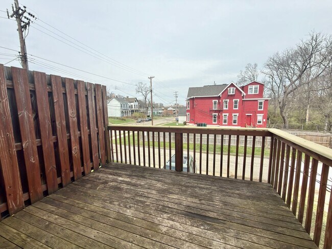 Building Photo - 3-bedroom, 2-bathroom home located in Cincinnati offering a functional layout and practical ameni...