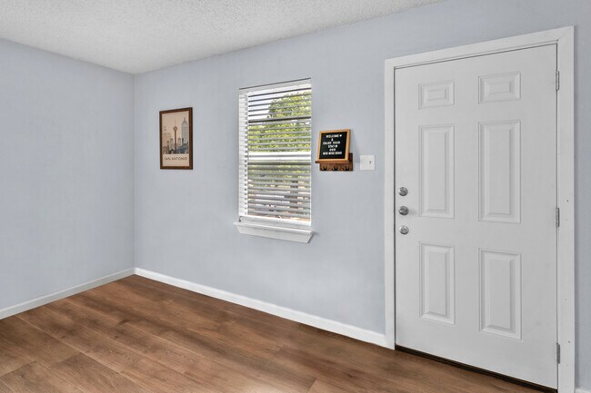 Living Front Door Entrance - 1532 Santa Monica St Apartments