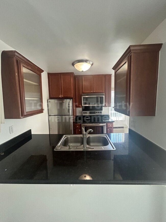 Building Photo - **Ground-Floor 1 Bed / 1 Bath Condo Near S...