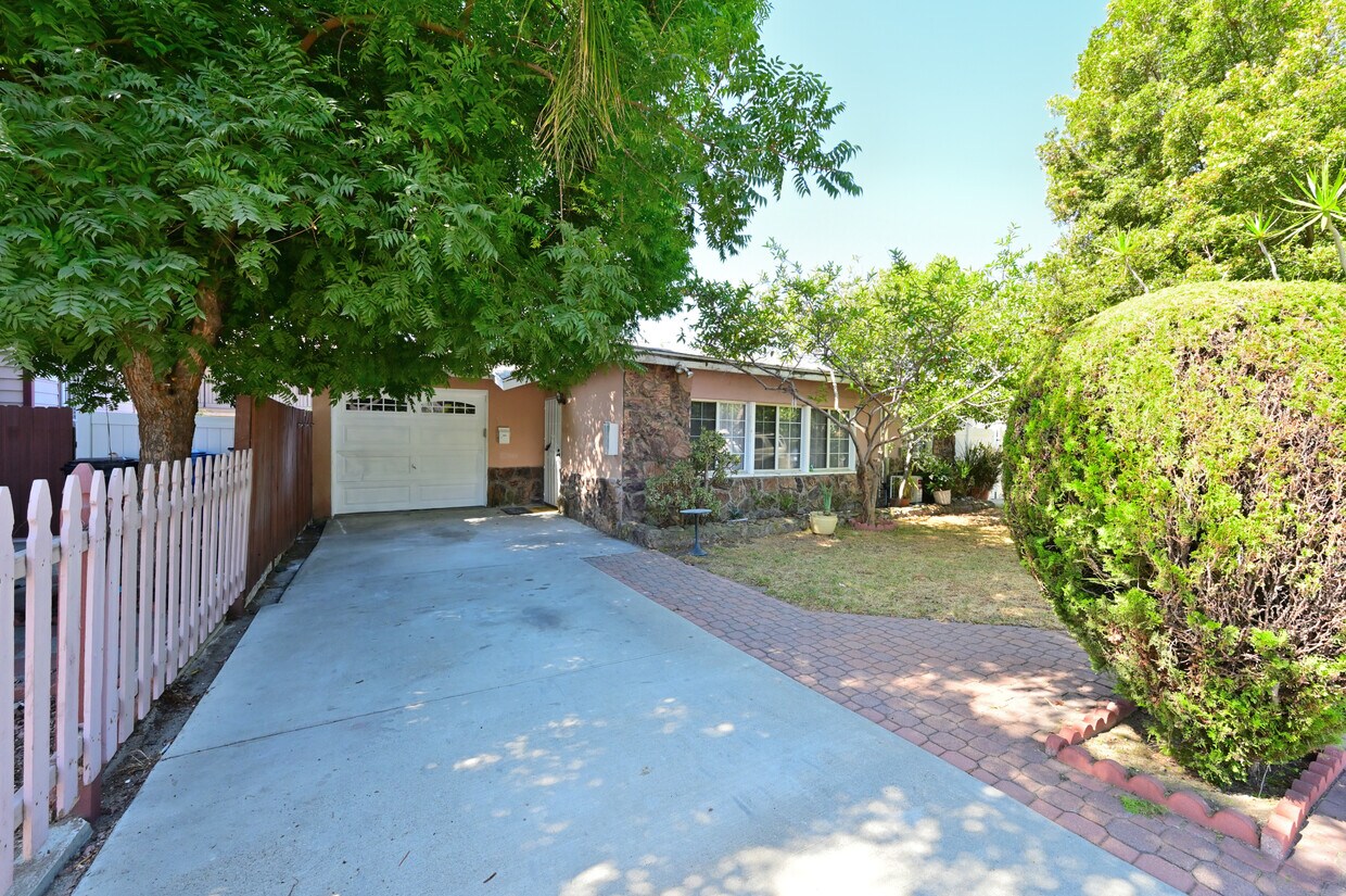 Foto principal - 326 E Olive Ave