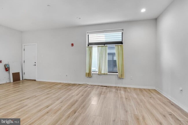 Building Photo - 385 Martin St