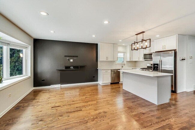 Foto del edificio - 2450 W Erie St