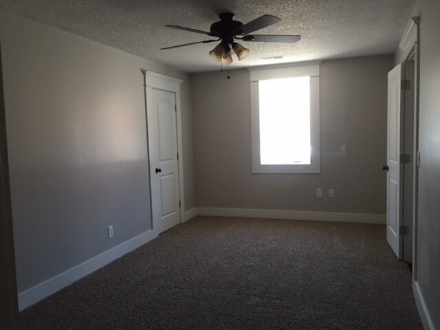 Foto del edificio - ATTENTION STUDENTS: 4 BEDROOM DOWNTOWN APA...