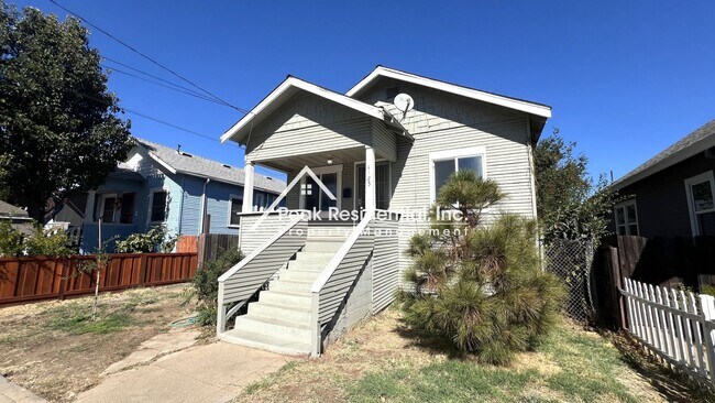 Foto del edificio - Charming 2bd/1ba Bungalow With Fenced Yard!