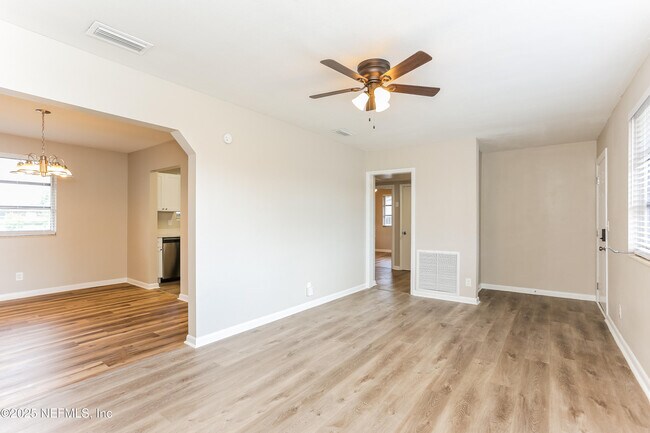 Foto del edificio - 6603 Syringa Ln