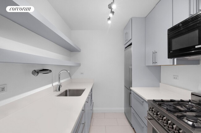Building Photo - 420 W 23rd St