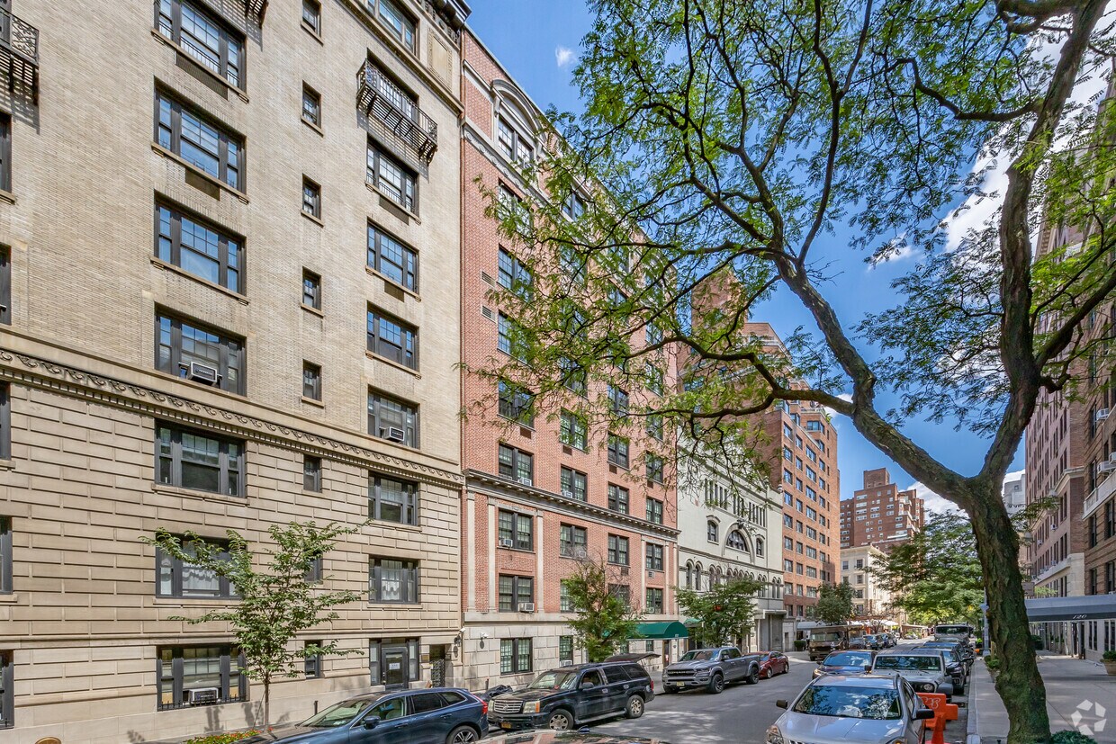Primary Photo - 111 E 75th St